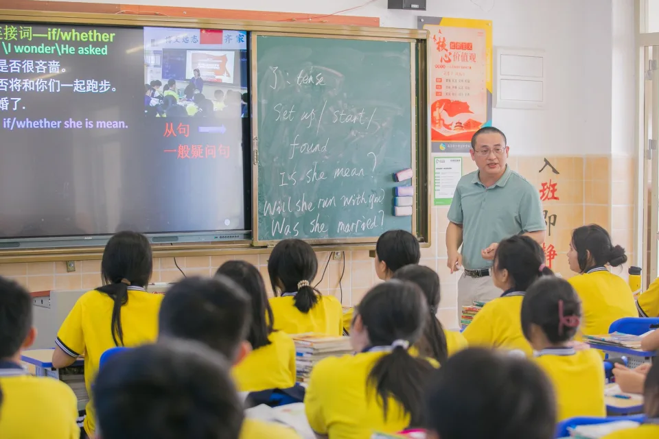 Thầy cô chữa bài cho từng em