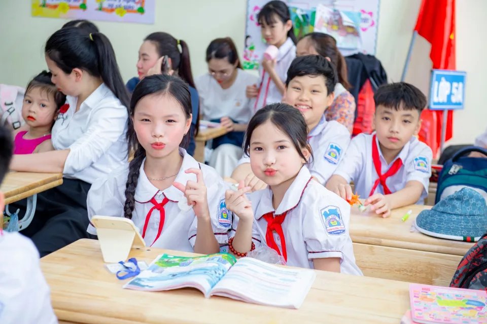 Học sinh làm bài trên lớp